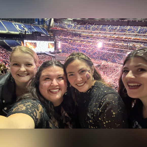 Meet your Posher, Tia - Picture 2 of 11